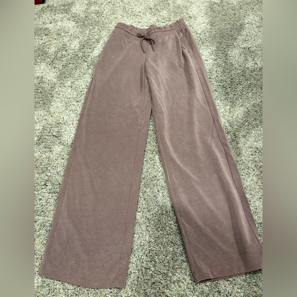Athleta. Seasoft mid rise straight pant. Cognac color Size XS